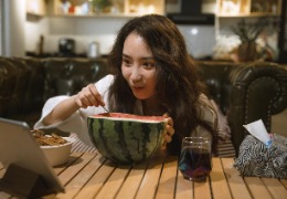 選擇適合熬夜族的精華產品,讓肌膚重煥光彩